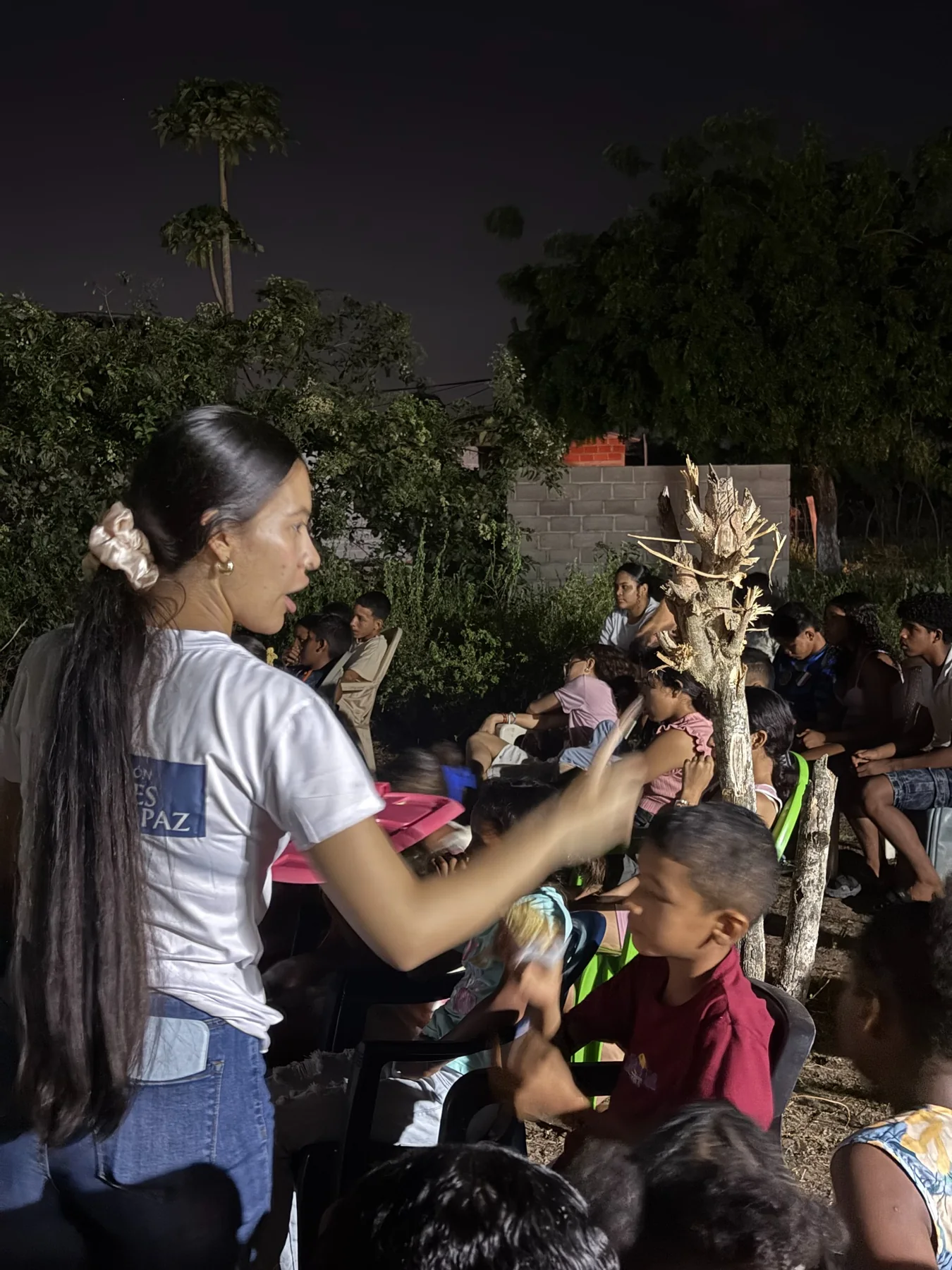 Integrante de la Fundación acompañando a niñas y niños durante una actividad comunitaria