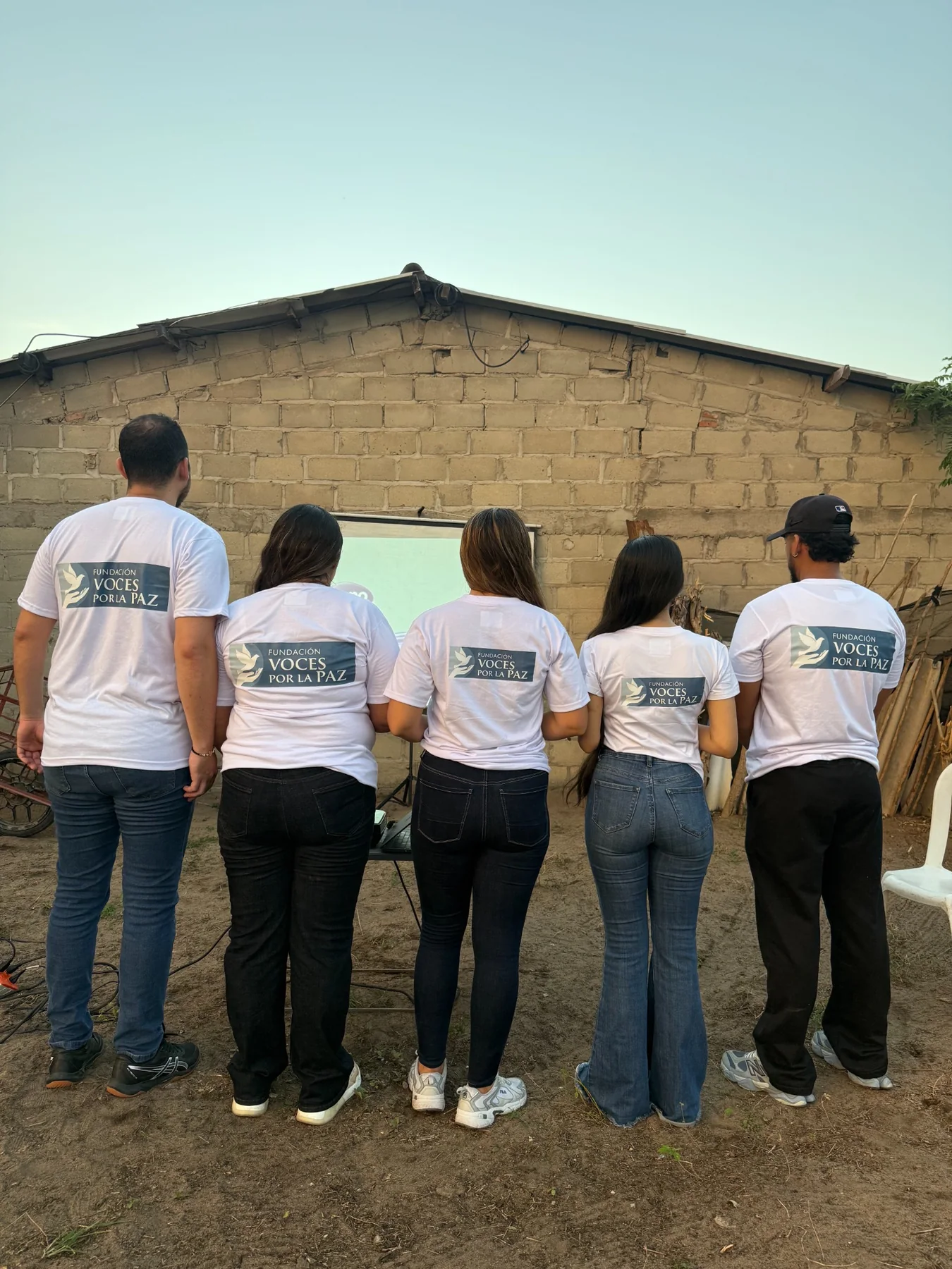 Equipo de Fundación Voces por la Paz con camisetas institucionales
